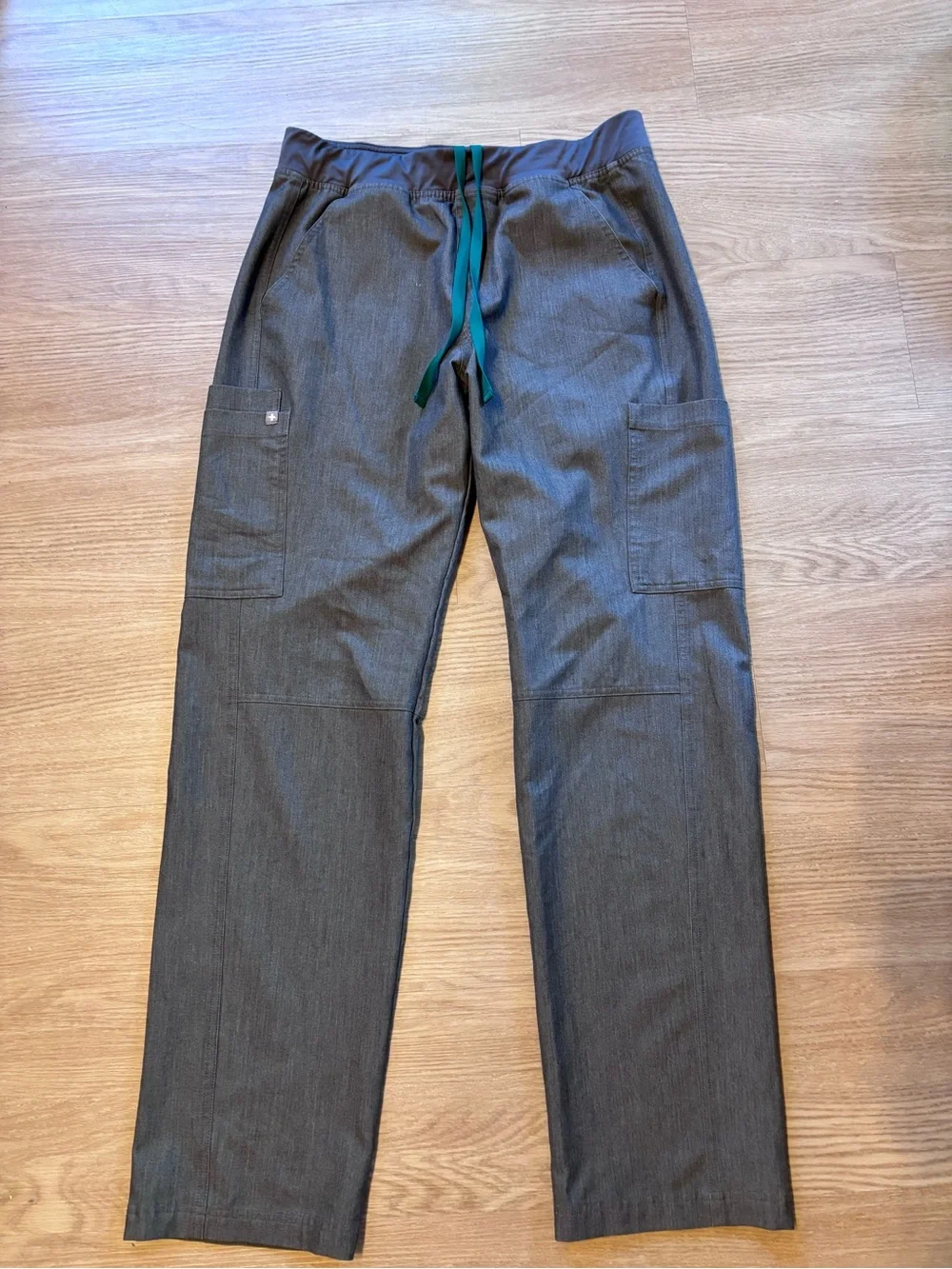 FIGS Men’s L Axim Straight-Leg Scrub Pant Cargo Pocket Graphite Gray Flaw*